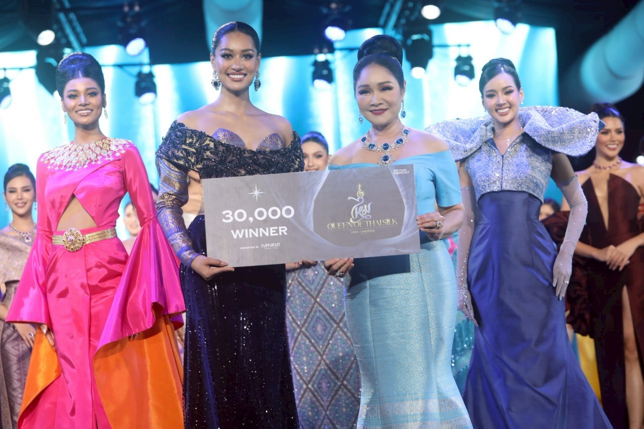 ‘กิ๊ฟ กมลพร’ งดงามในชุดผ้าไทยคว้า ‘Queen of Thai Silk’