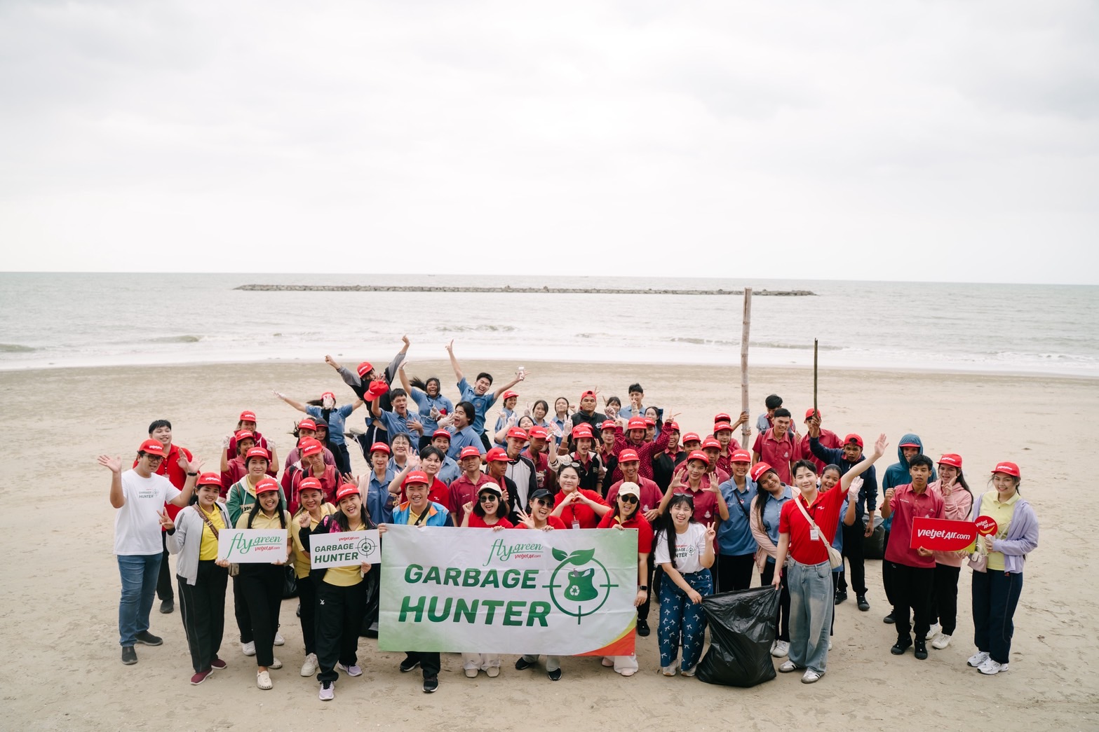 เดินหน้าโครงการ “Fly Green” ปลูกโกงกาง 50,000 ต้น ฟื้นฟูชายฝั่งเพชรบุรี