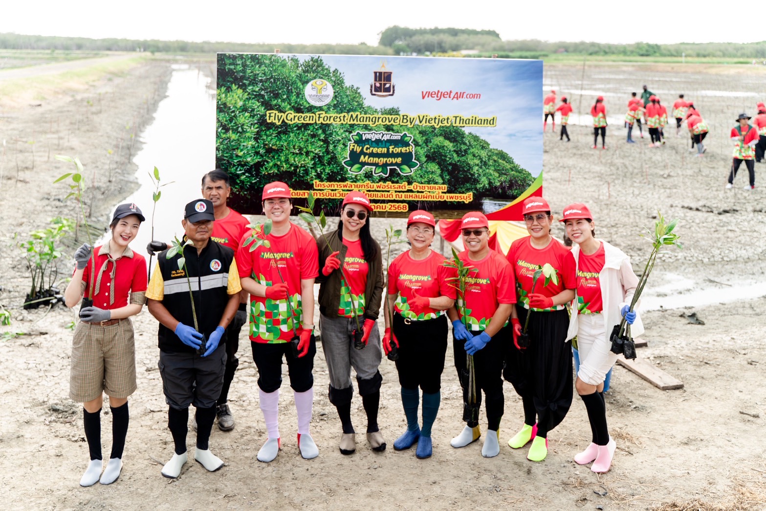 เดินหน้าโครงการ “Fly Green” ปลูกโกงกาง 50,000 ต้น ฟื้นฟูชายฝั่งเพชรบุรี