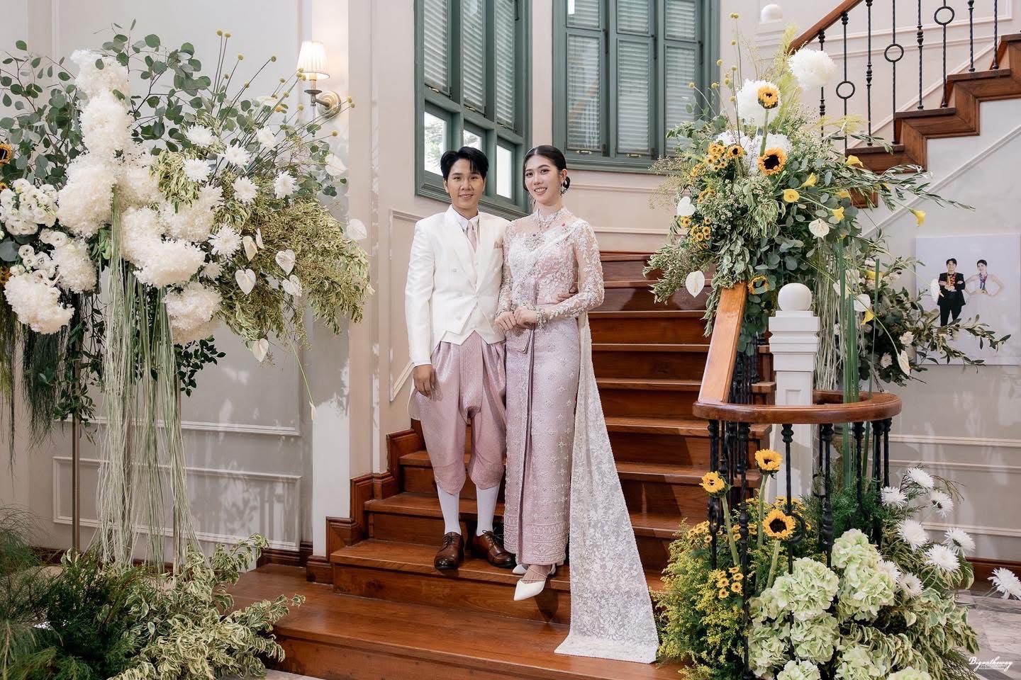 ‘เทนนิส พาณิภัค’ ควง ‘จูเนียร์’ เข้าประตูวิวาห์ บรรยากาศสุดชื่นมื่น