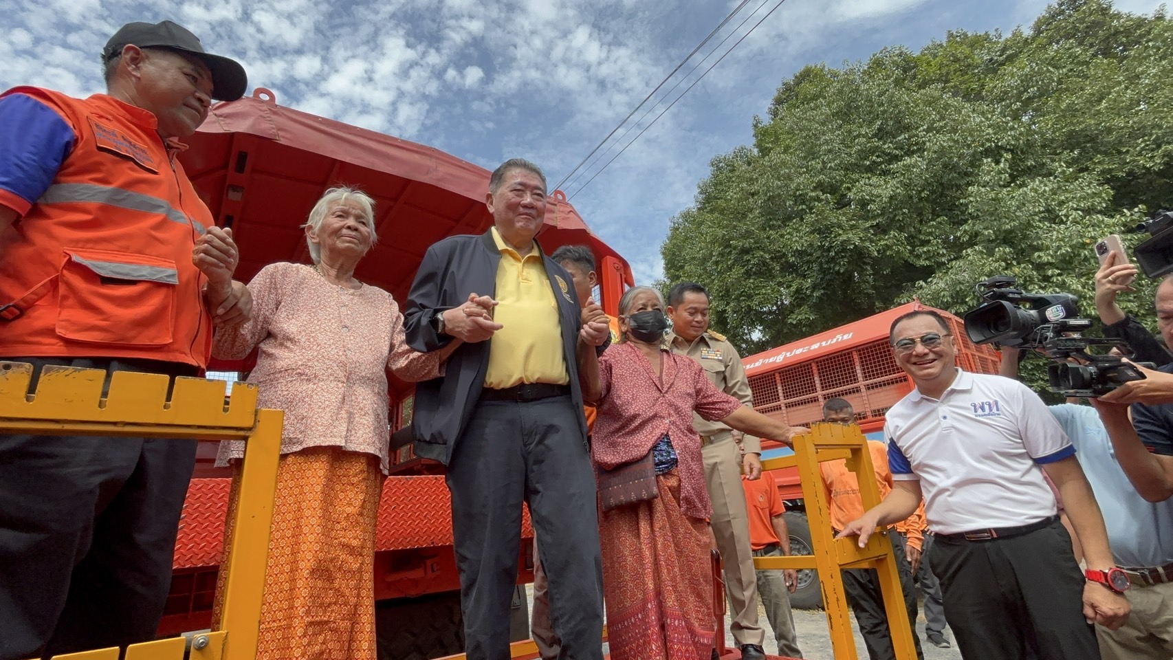 ภูมิธรรม เล็งเว้นค่าน้ำไฟ-น้ำ ให้ชาวบ้านพื้นที่ปะทะ กำชับพากลับบ้านเร็วที่สุด