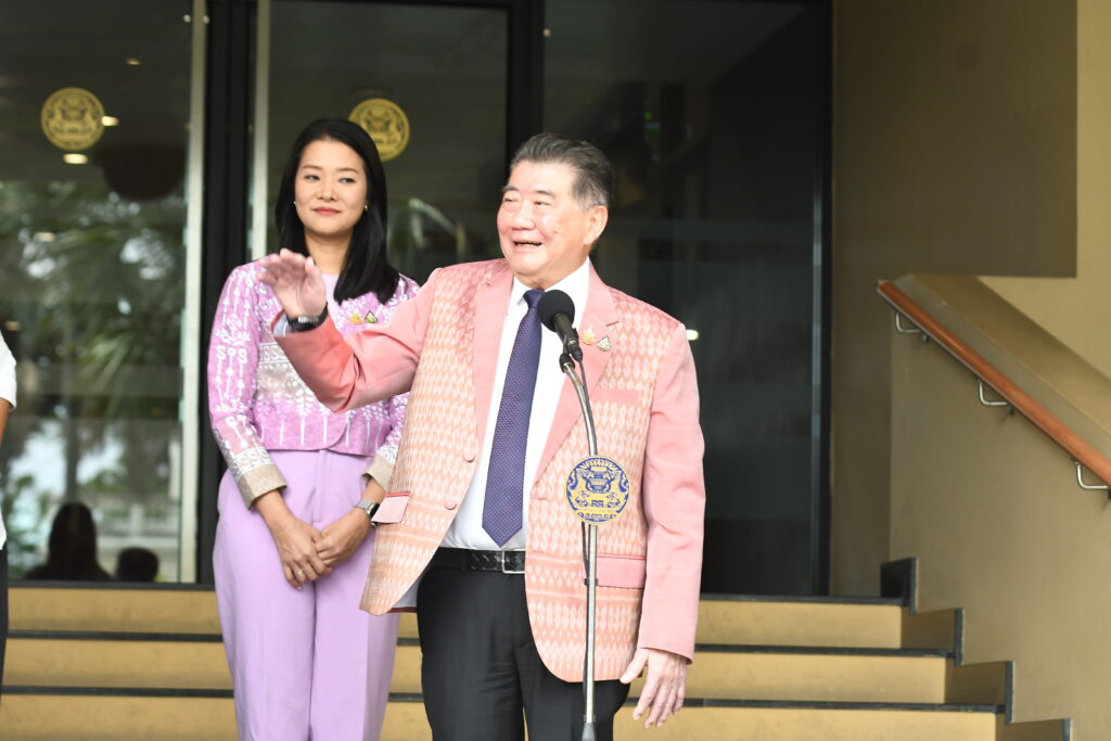 นายภูมิธรรม เวชยชัย