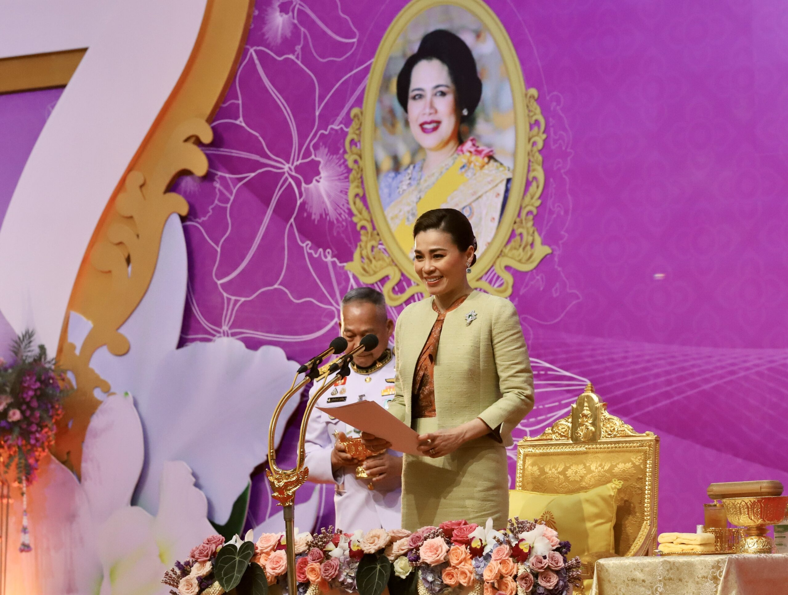 พระราชินี ทรงเปิดงานโครงการหลวง พระราชดำริ วิธีรีดไข่ปลาคาเวียร์