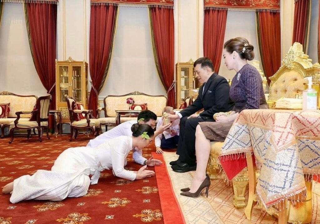 ในหลวง-พระราชินี พระราชทานน้ำสังข์ สมรสพระราชทาน แก่ลูกสาวเศรษฐา