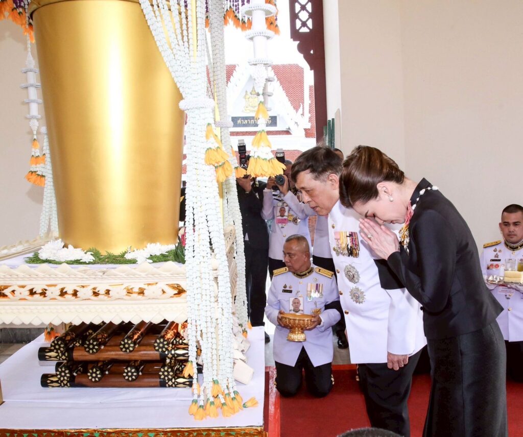 ในหลวง พระราชินี เสด็จฯ พระราชทานเพลิงศพ นายธานินทร์ กรัยวิเชียร