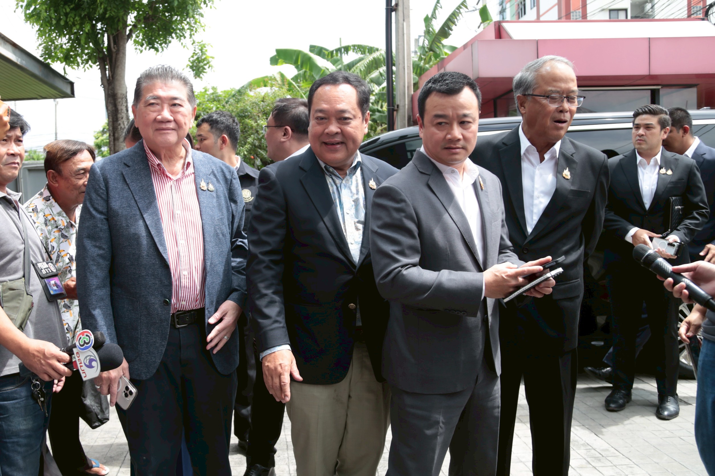 ‘ภูมิธรรม-ทวี-เดชอิศม์’ นำทีมเพื่อไทยถึง ปชน. เจอม็อบต้าน