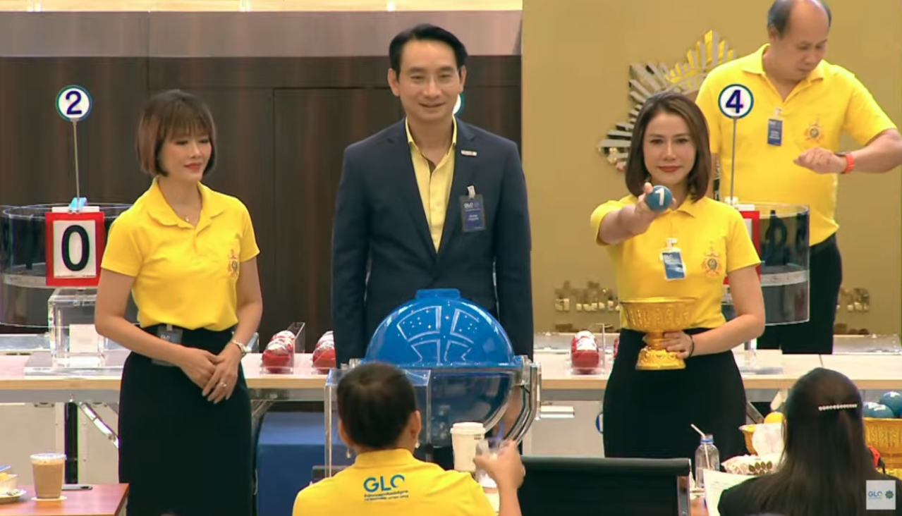 คณะกรรมการออกรางวัล ผลสลากกินแบ่งรัฐบาลงวด 1 สิงหาคม 2568 มีนายปิ่นสาย สุรัสวดี อธิบดีกรมสรรพากร เป็นประธาน