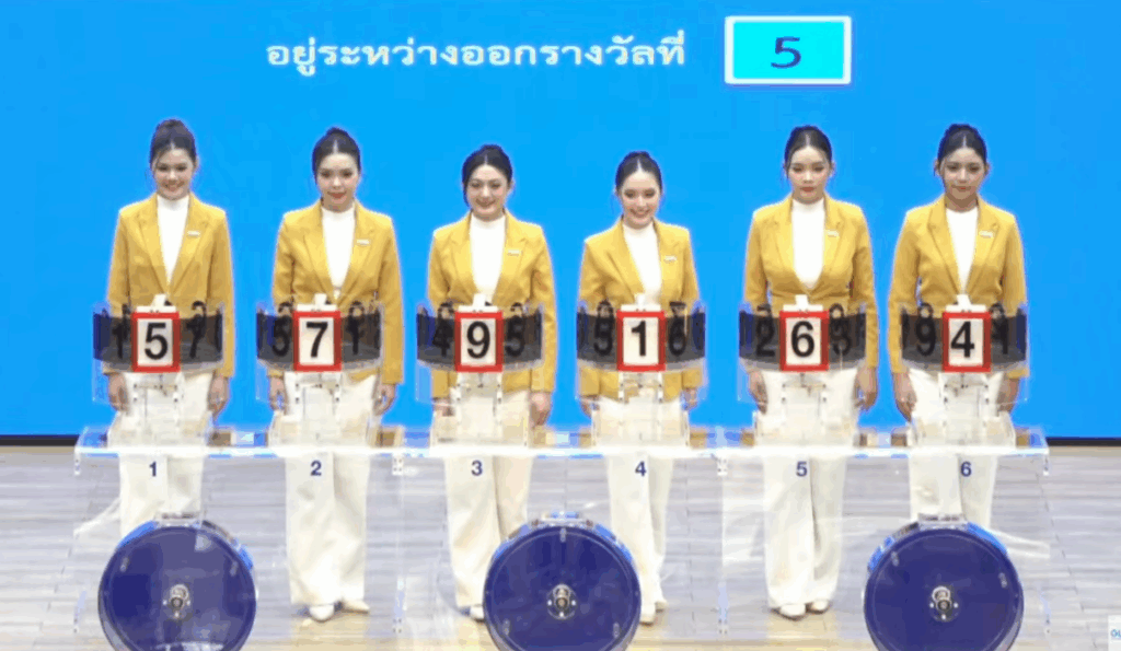 ข้าราชการจากกรมสรรพากร เป็นผู้ช่วยหมุนการออกรางวัล งวด1 สิงหาคม 2568