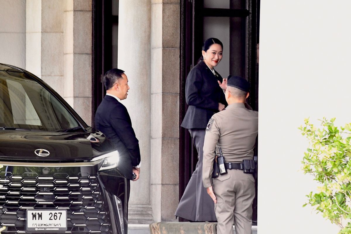 “แพทองธาร” ถึงทำเนียบ รอฟังศาลรัฐธรรมนูญชี้ชะตานายกฯ