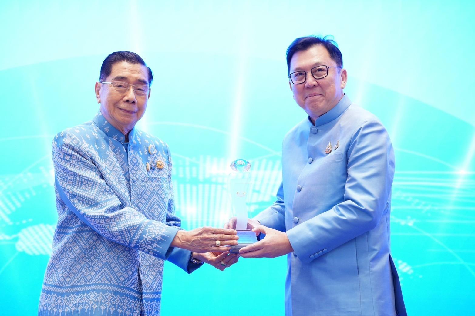 ที่ปรึกษาอาวุโส บมจ.ไทยเซ็นทรัลเคมีฯ เข้ารับรางวัลเชิดชูเกียรติ “เพชรพาณิชย์”