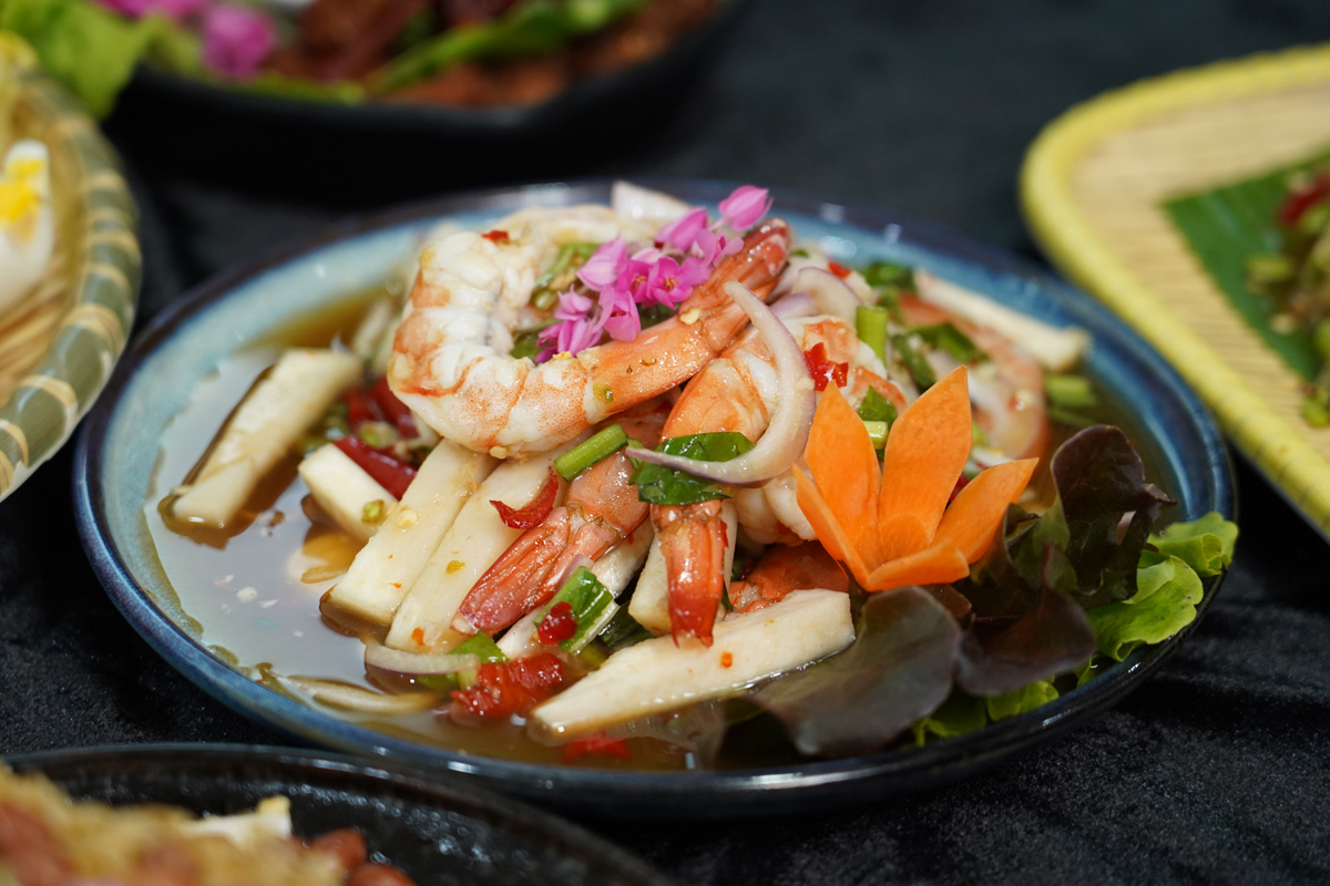 ยำกุ้งสุกยอดมะพร้าว
