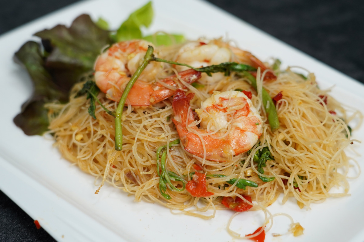 หมี่ผัดกระเฉดกุ้ง