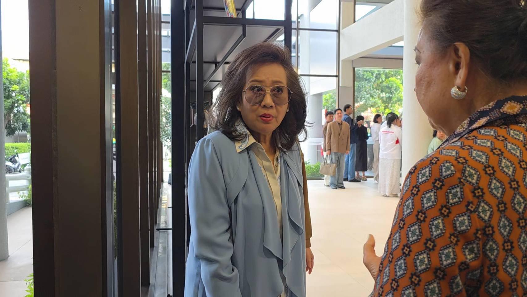 ‘ทักษิณ-คุณหญิงพจมาน’ เข้าพรรคเพื่อไทย ให้กำลังใจ “แพทองธาร”