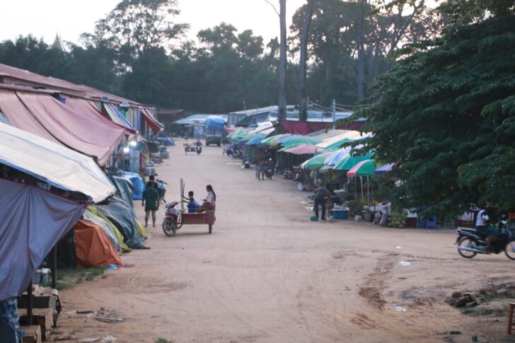 ตลาดช่องจอม