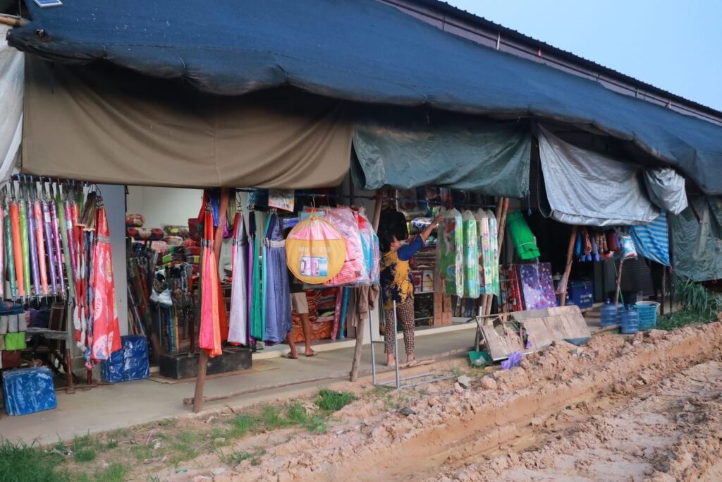 ตลาดช่องจอม