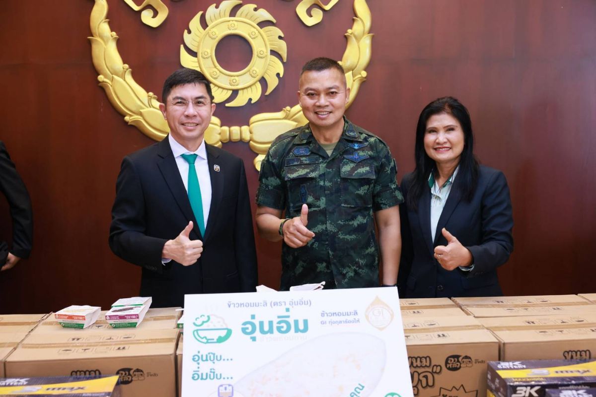 ธ.ก.ส. มอบข้าวพร้อมทาน ‘อุ่นอิ่ม’ 12,000 ถ้วย ให้กองทัพบก