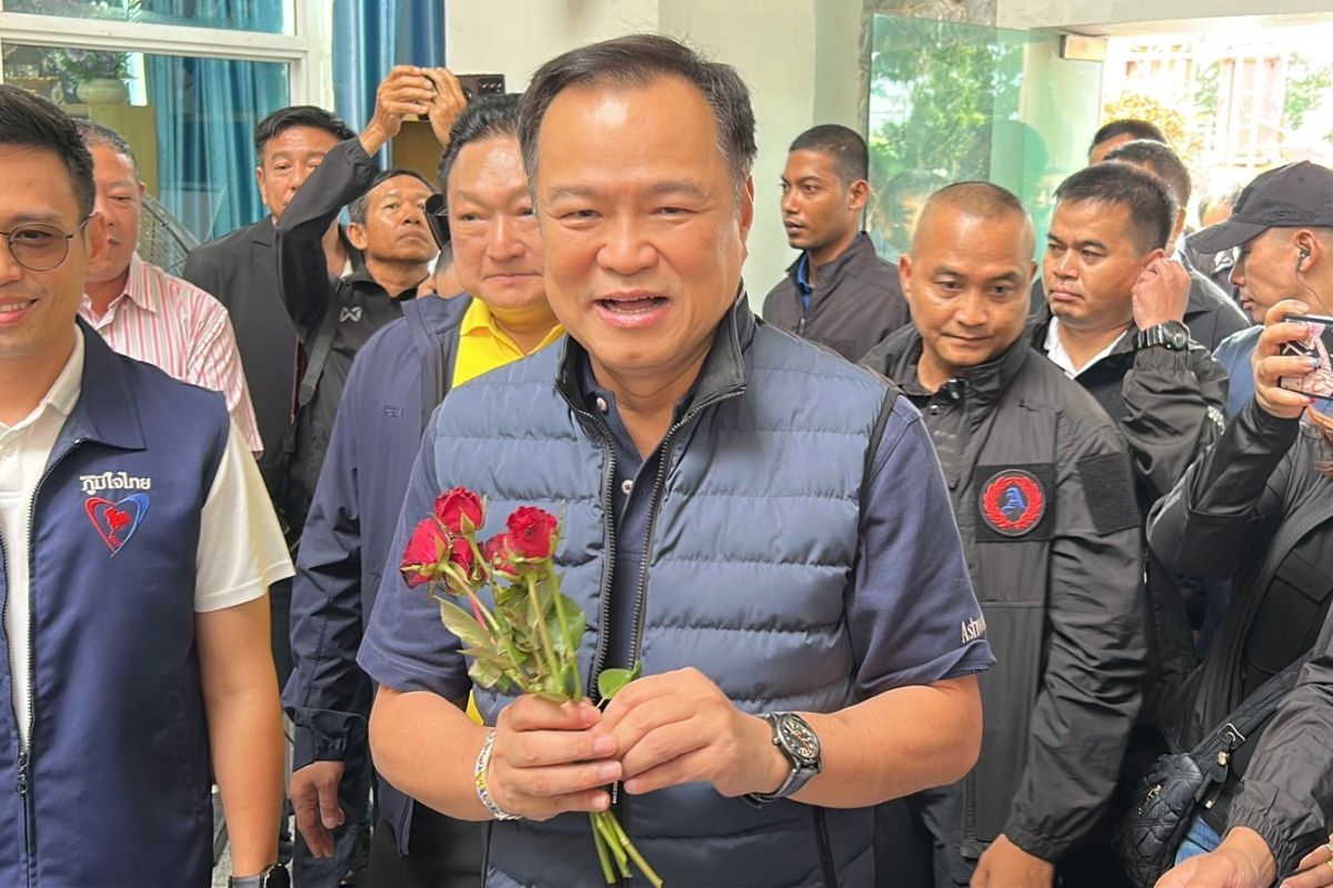 อนุทิน ลงพื้นที่อ่างทอง อวยพรวันเกิด ‘ภราดร’ ลั่น 4 เดือน ยุบสภาแน่