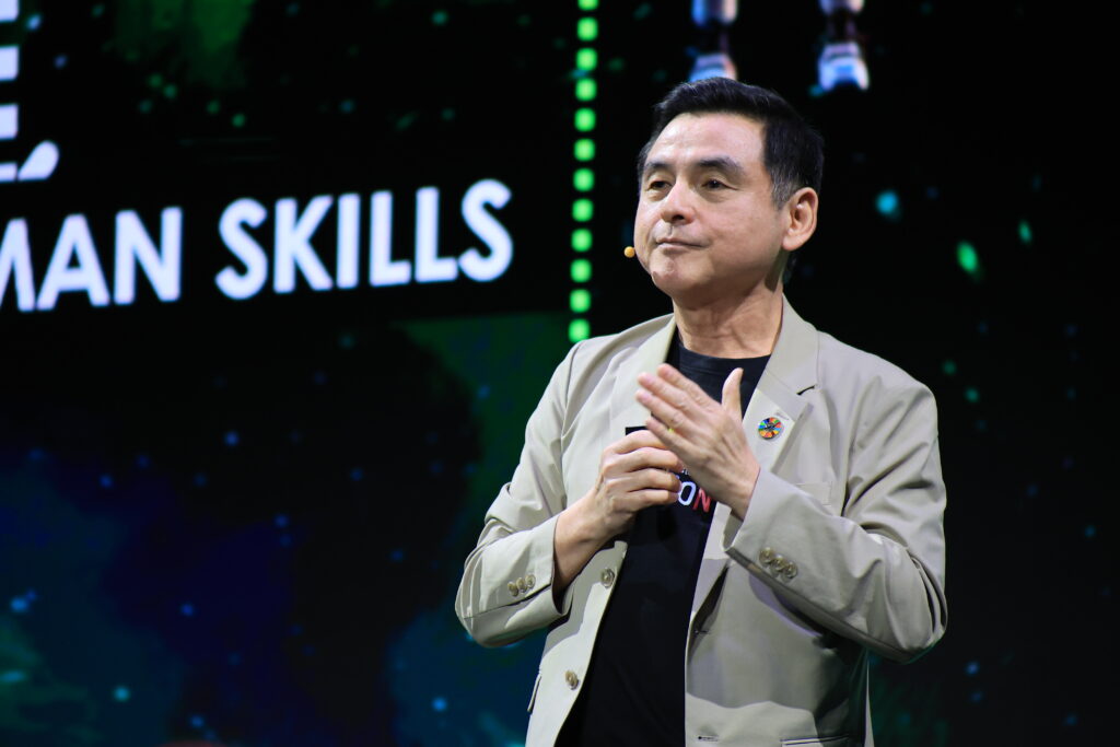 สมชัย เลิศสุทธิวงค์ AIS