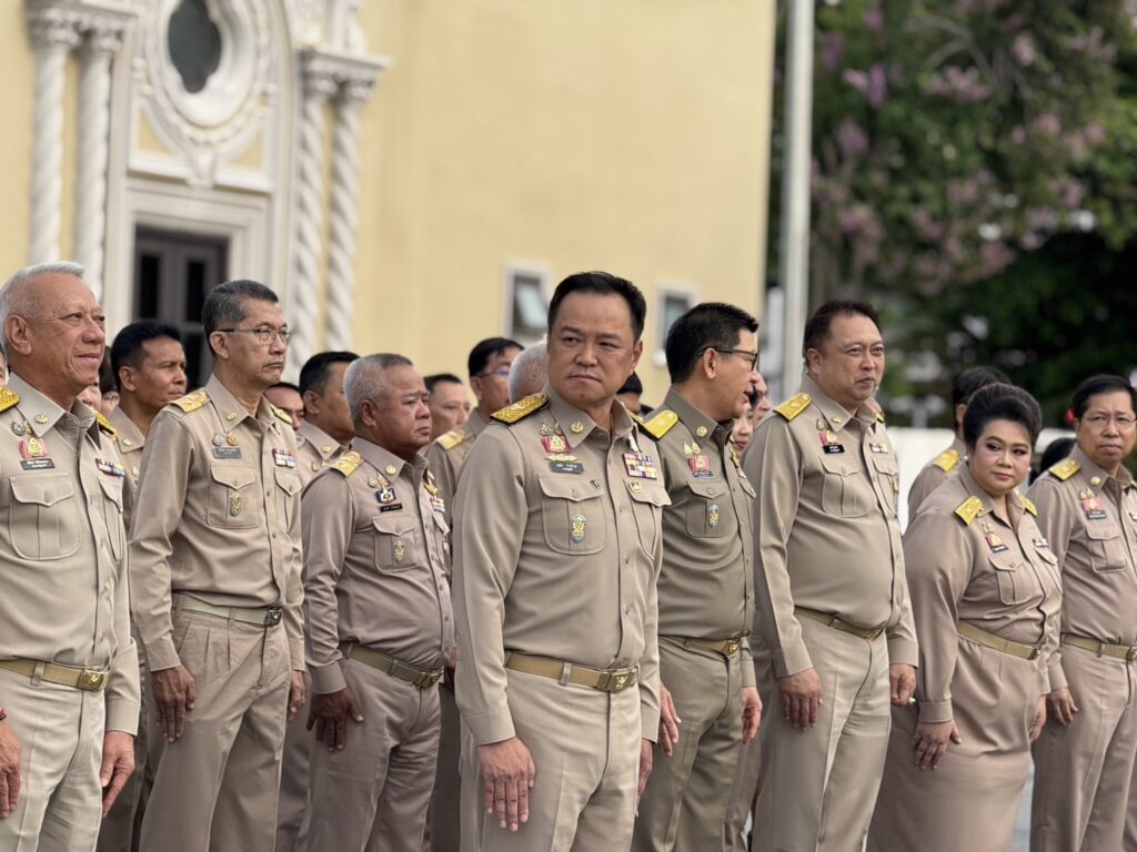 อนุทิน นำรัฐมนตรี-ข้าราชการทำเนียบรัฐบาลเคารพธงชาติ วันพระราชทานธงชาติไทย
