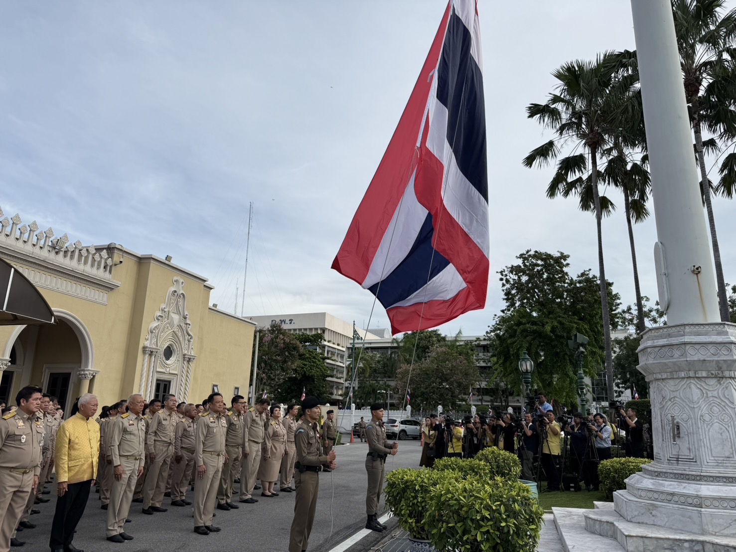 นายกฯอนุทิน นำเคารพธงชาติ วันพระราชทานธงชาติไทย 28 กันยายน