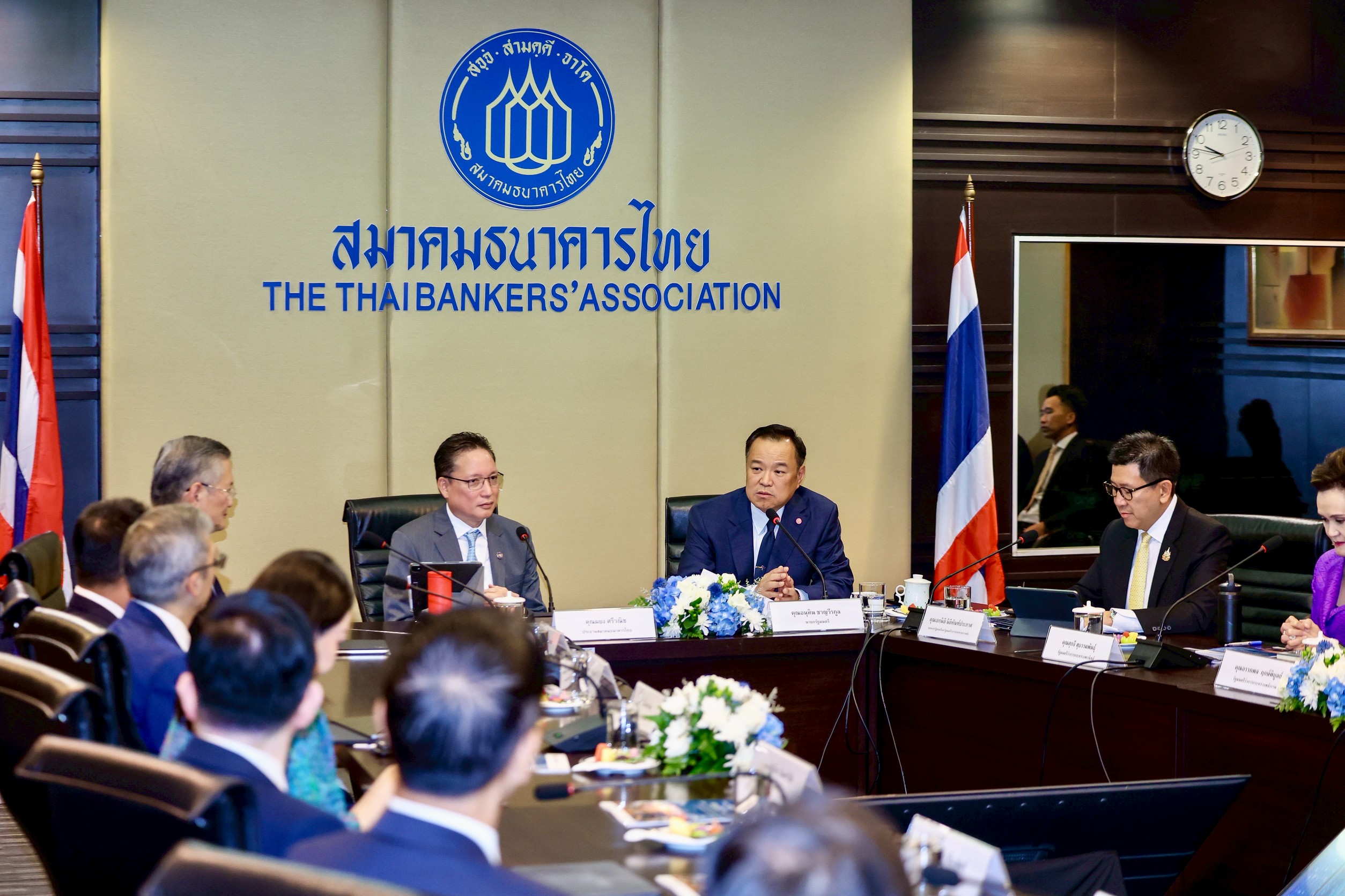 นายกฯ ขนทีมเศรษฐกิจ ถกสมาคมแบงก์ ฝ่าปัญหาสินเชื่อ SMEs-บาทแข็ง