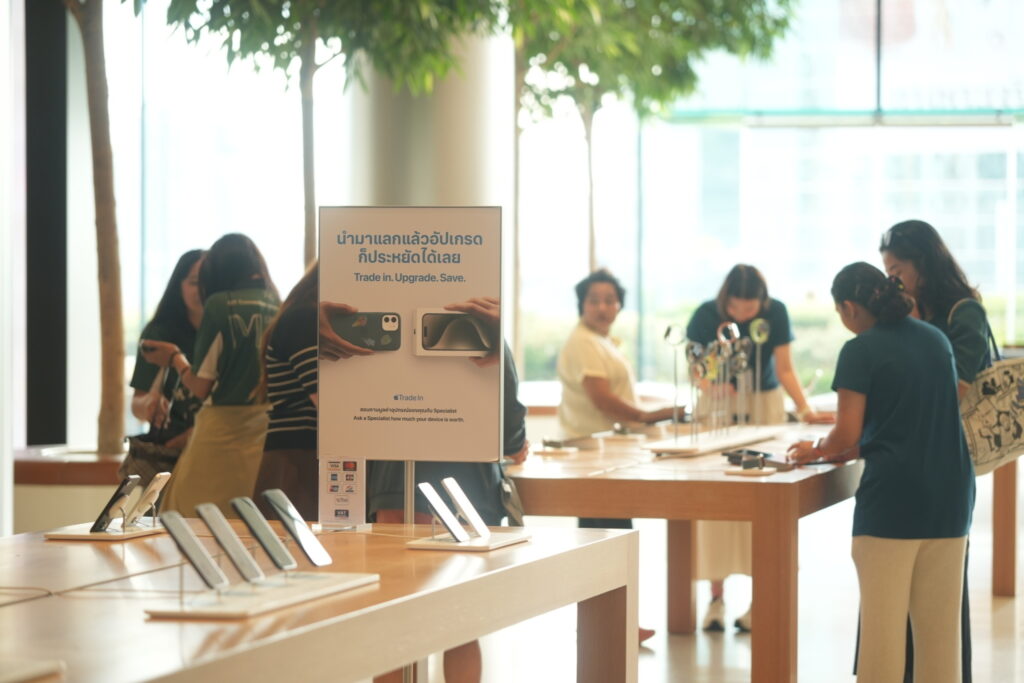 Apple Store ICONSIAM สร้างประวัติศาสตร์! ลูกค้าแห่รับ iPhone 17 ล้นหลาม!