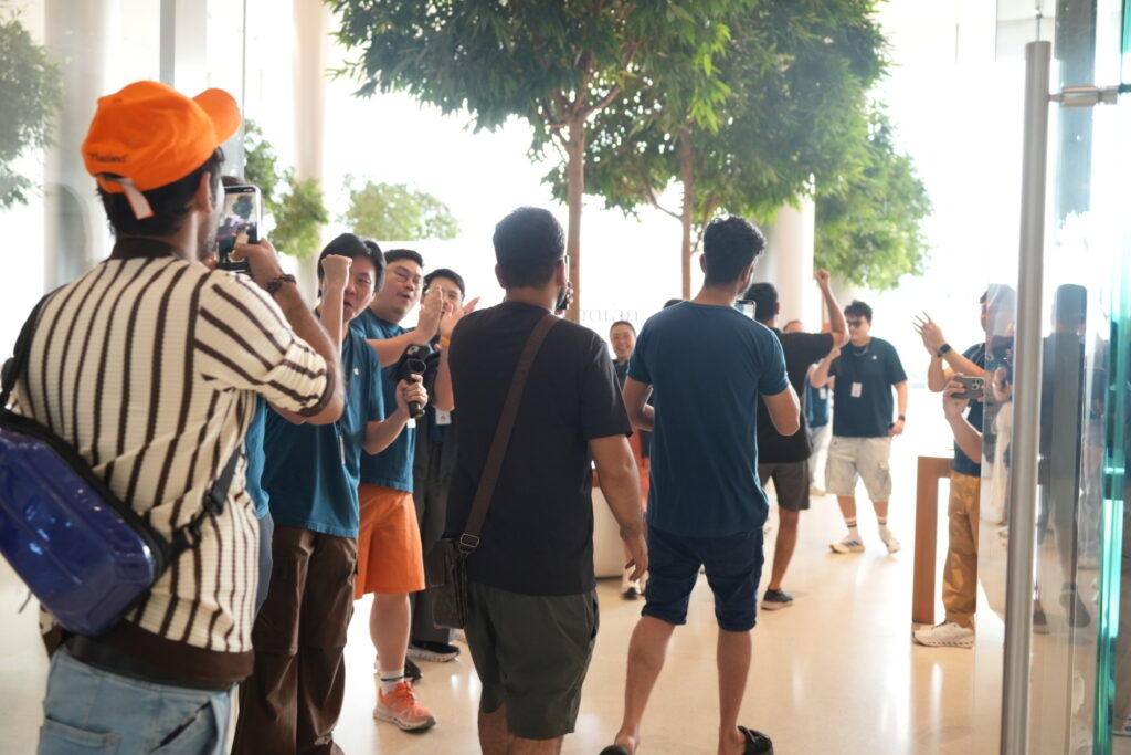 Apple Store ICONSIAM สร้างประวัติศาสตร์! ลูกค้าแห่รับ iPhone 17 ล้นหลาม!