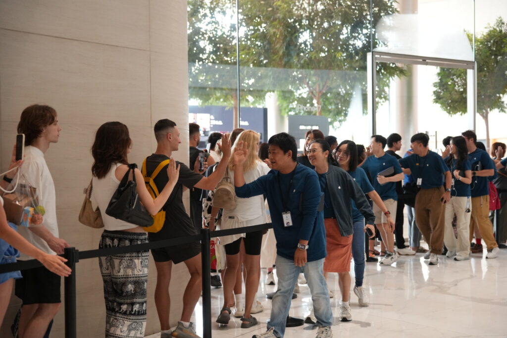 Apple Store ICONSIAM สร้างประวัติศาสตร์! ลูกค้าแห่รับ iPhone 17 ล้นหลาม!