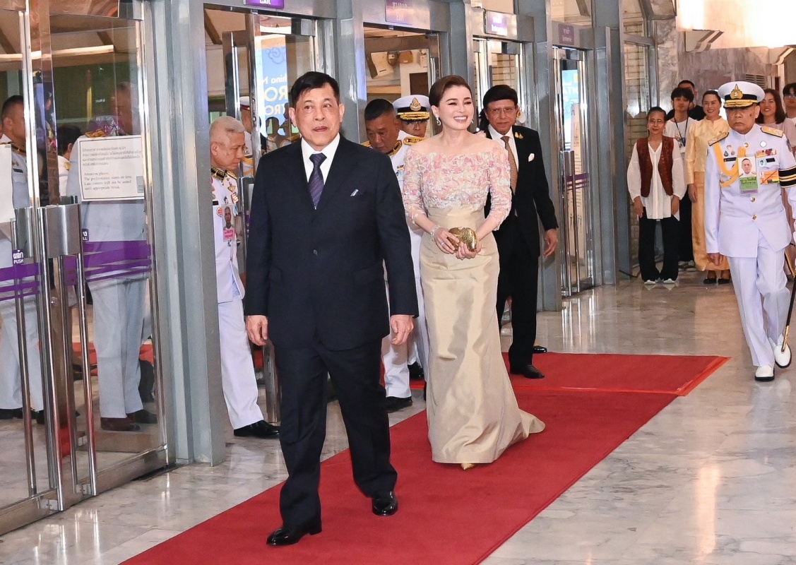ในหลวง-พระราชินี เสด็จฯทอดพระเนตรการแสดงกายกรรมจีน