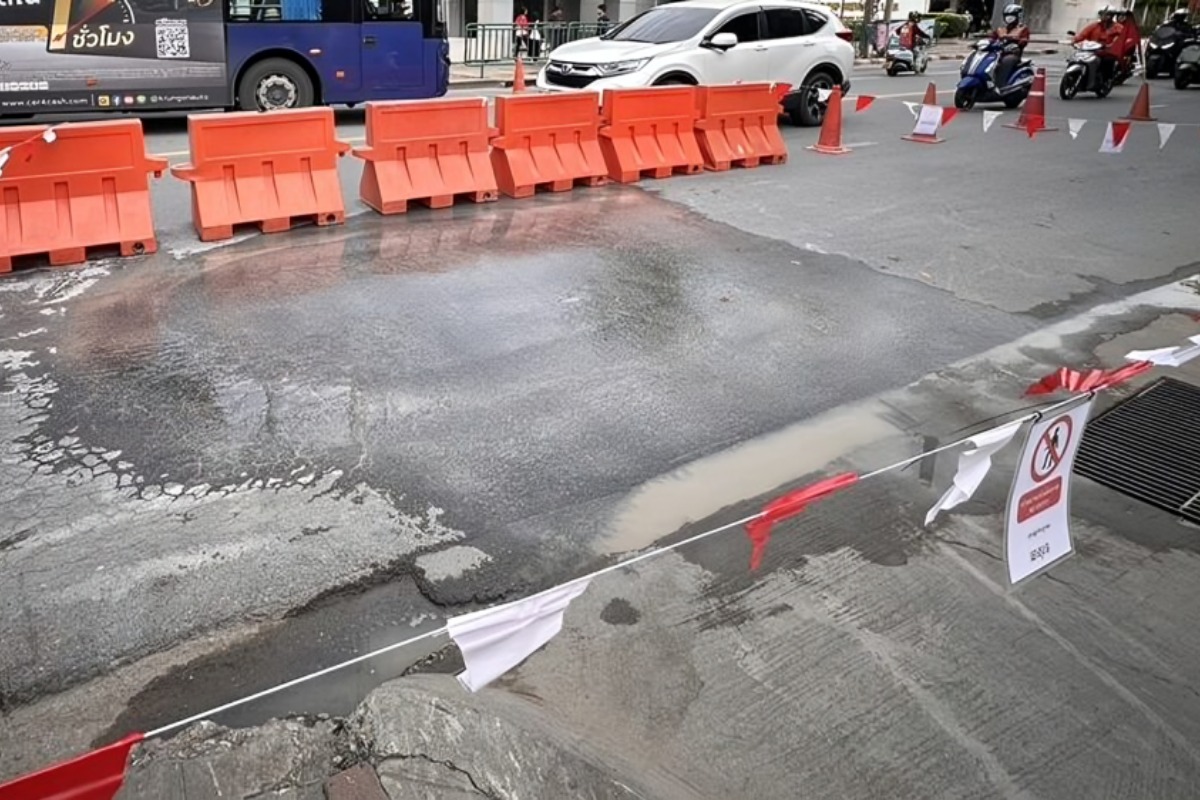 ถนนสามเสน พบน้ำซึม ห่างจุดถนนทรุดตัวหน้าวชิรพยาบาล 2 กิโลเมตร