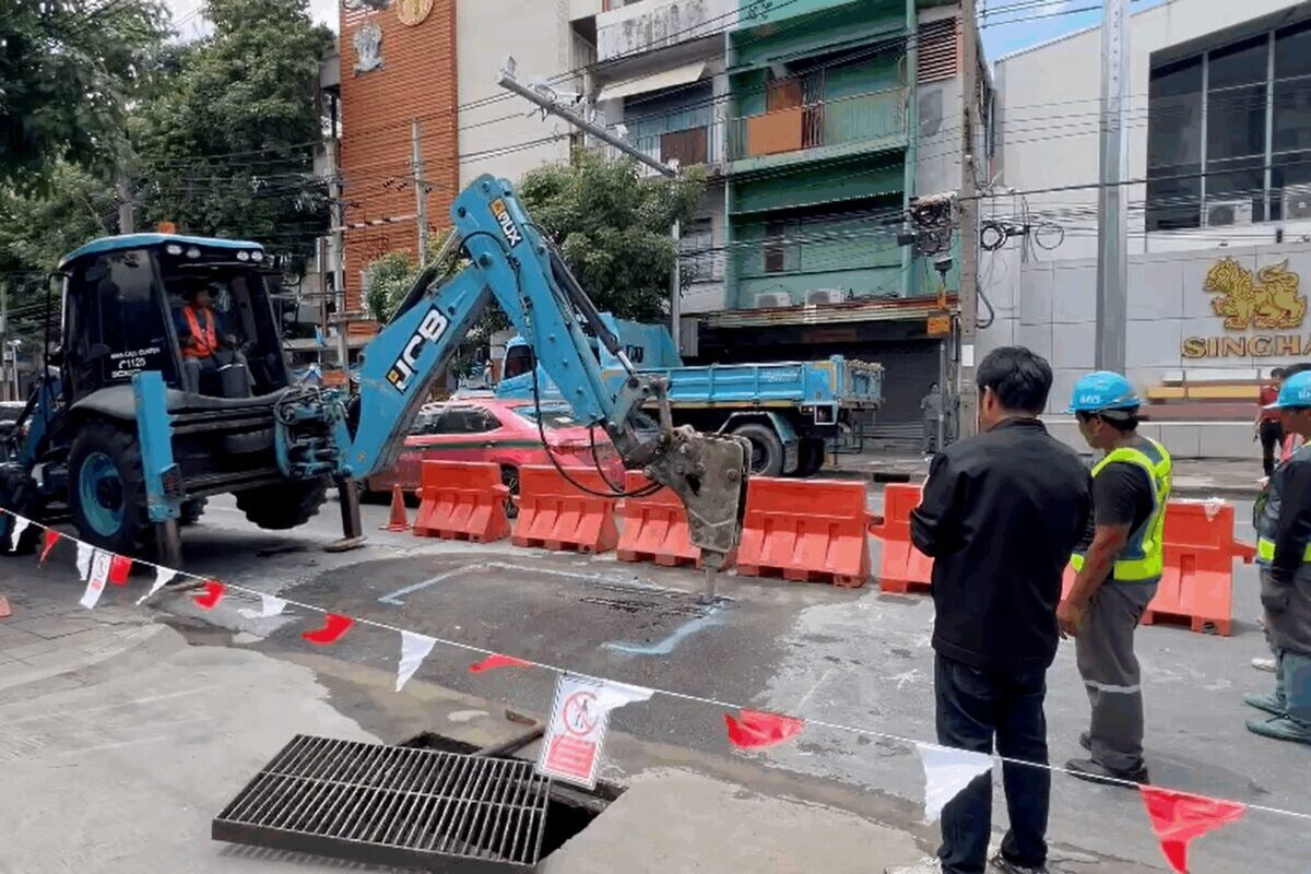 น้ำซึมถนนหน้าบริษัทบุญรอดฯ มาจากโพรงท่อเก่า เร่งซ่อมแซม
