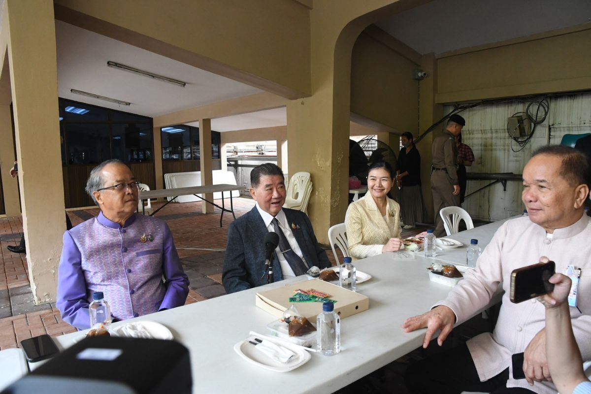 รมต.เพื่อไทย กินข้าวสื่อทำเนียบ ลา ครม.นัดสุดท้าย ยันพรรคเดินหน้าต่อไป