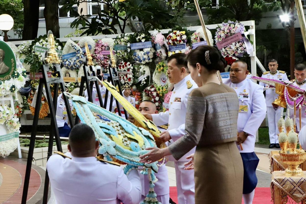 ในหลวง พระราชินี ทรงวางพวงมาลา ถวายราชสักการะพระราชานุสาวรีย์ พระบรมราชชนก เนื่องในวันมหิดล
