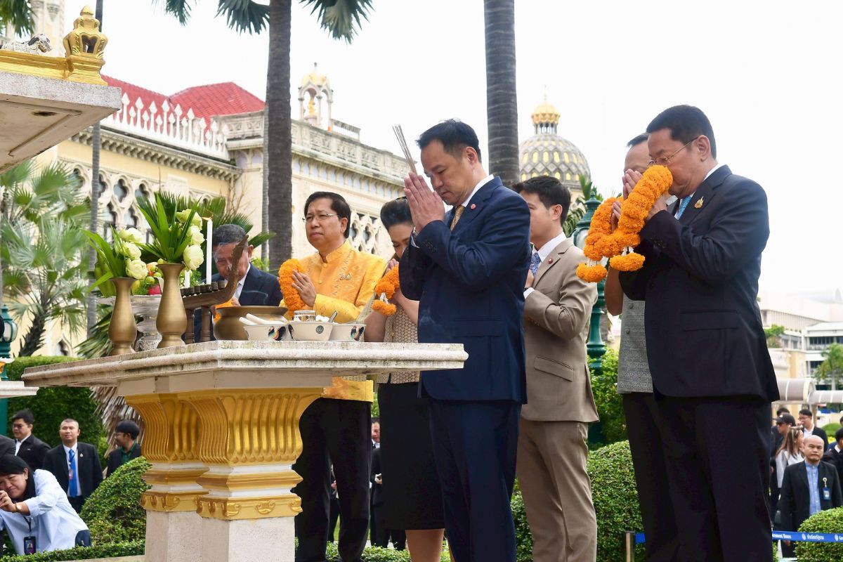 นายกฯ ถือฤกษ์ดีสักการะสิ่งศักดิ์สิทธิ์ประจำทำเนียบ ขอพรให้ราบรื่น