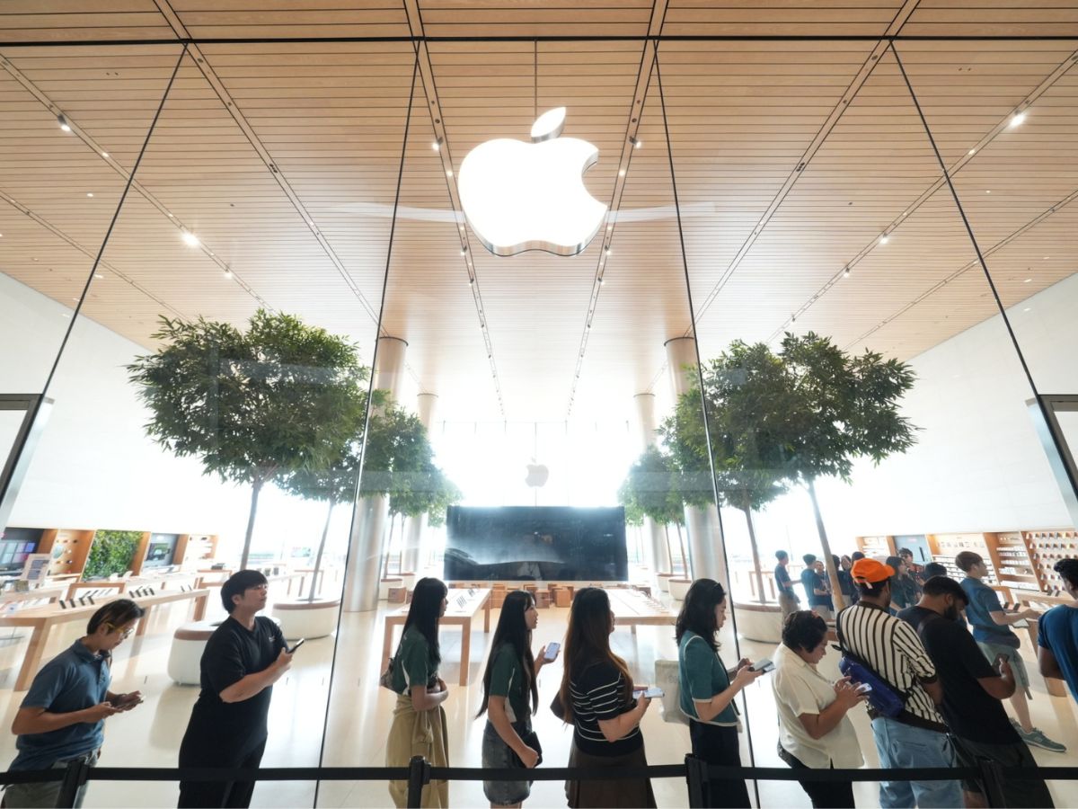 Apple Store ICONSIAM สร้างประวัติศาสตร์! ลูกค้าแห่รับ iPhone 17 ล้นหลาม!