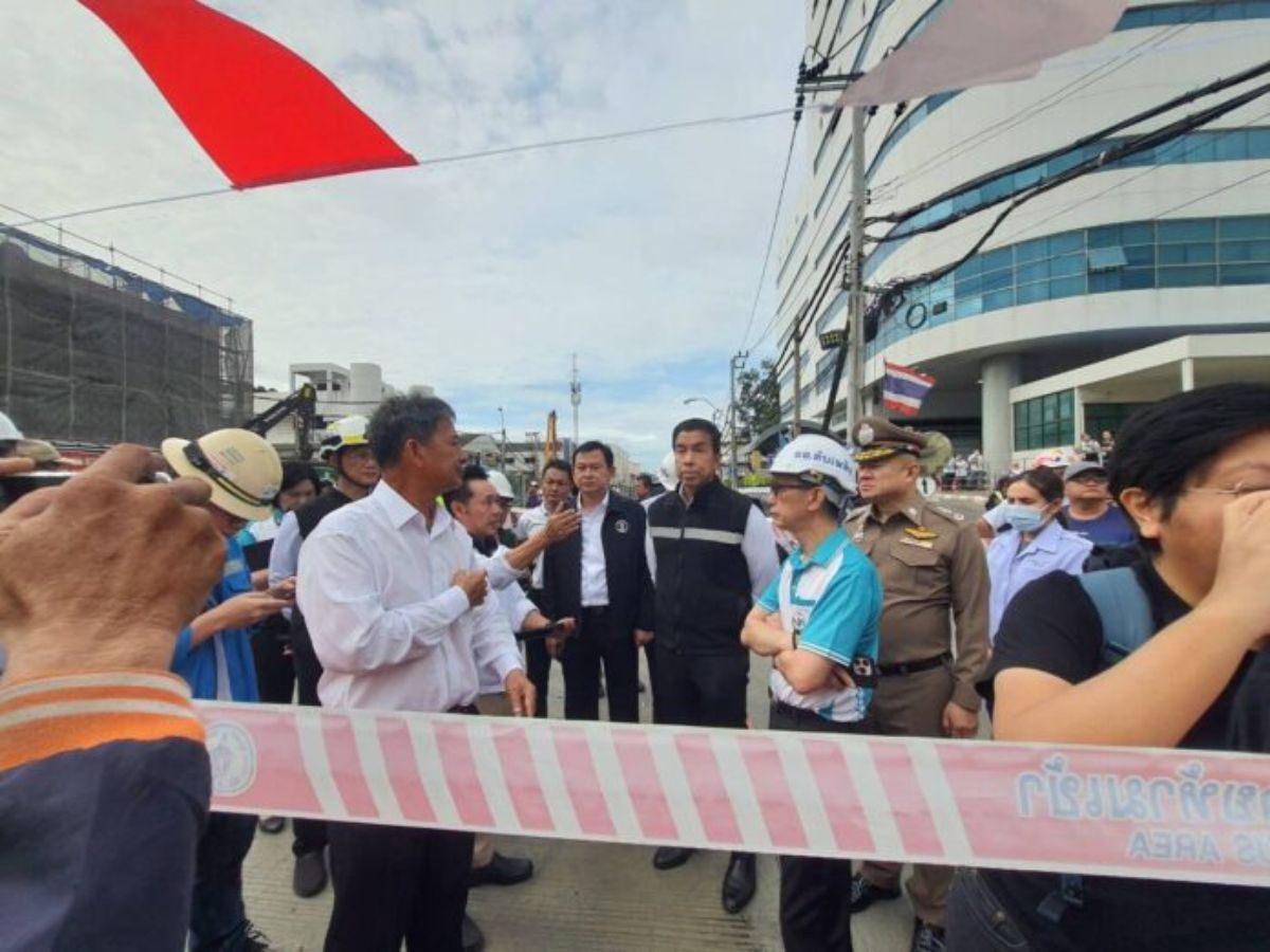 ชัชชาติ ตรวจเหตุถนนทรุด หน้าวชิรพยาบาล คาดรอยต่ออุโมงค์รถไฟฟ้าเสียหาย
