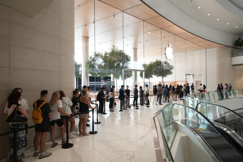 Apple Store ICONSIAM คึกคัก! ลูกค้าแห่รับ iPhone 17 ล้นหลาม! 