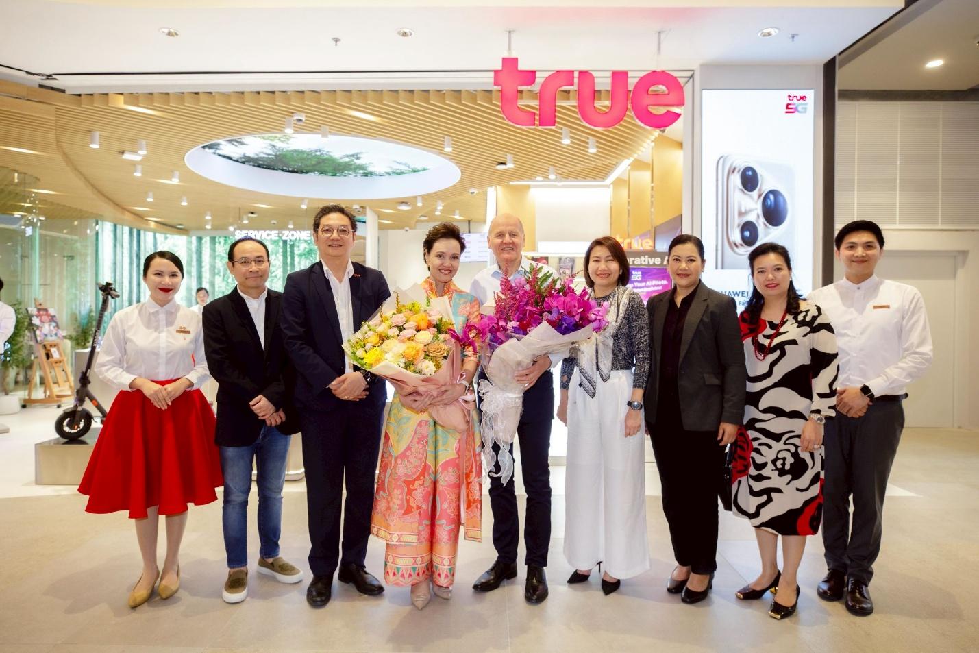ทรูเปิดบ้าน ‘True Branding Shop’ สาขาใหม่ Dusit Central Park ต้อนรับแขกพิเศษ “คุณศุภจี สุธรรมพันธุ์”