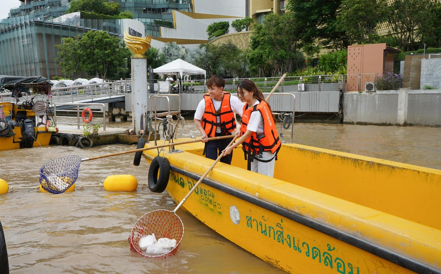 เครือซีพีระดมพลังซีพีอาสาเก็บขยะแม่น้ำเจ้าพระยาและติดตั้งทุ่นดักขยะในวันแม่น้ำโลก