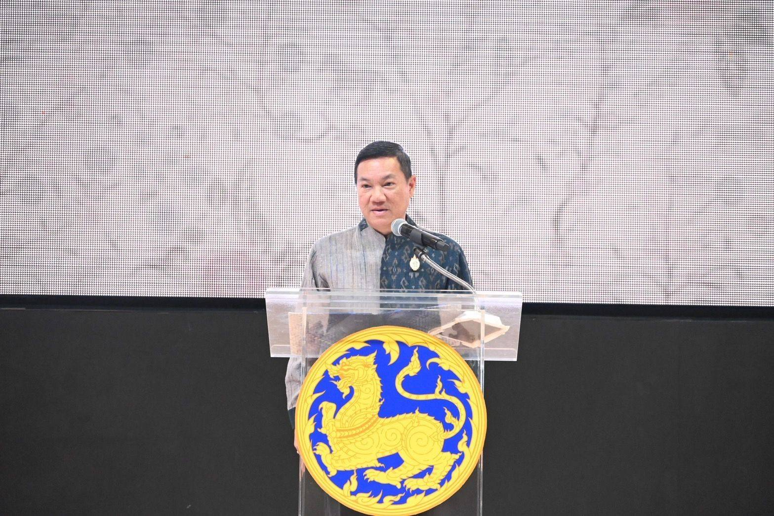 “ปลัด มท.” เปิดประกวดผ้าลายพระราชทานอีสาน 2,000 ผลงาน ชูพัฒนา พช.-คุณภาพชีวิต