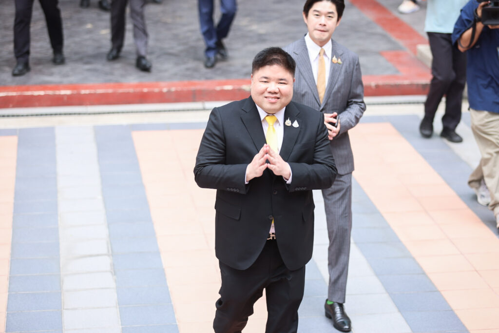 นายพงศ์กวิน จึงรุ่งเรืองกิจ
