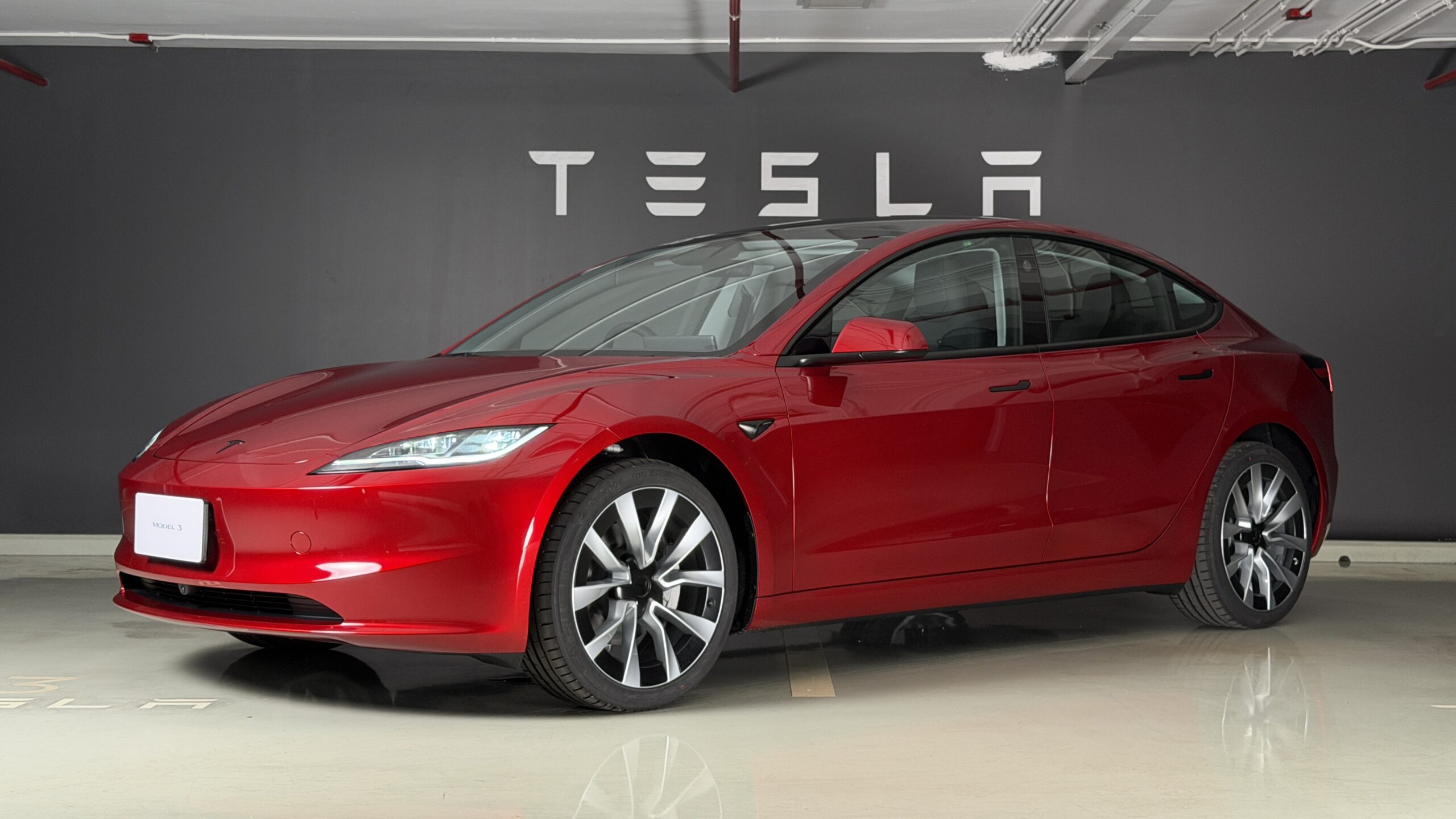 Tesla ปรับราคา Model 3 ลง 160,000 บาท เพิ่มก้านไฟเลี้ยว ชูวิ่งไกล 750 กม.