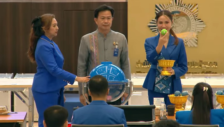 นายเกียรติศักดิ์ ตรงศิริ ผู้ว่าราชการจังหวัดนนทบุรี เป็นประธานการออกรางวัล ผลสลากฯ งวด 16 ตุลาคม 2568