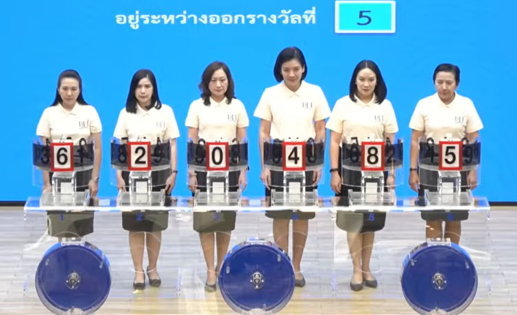 ผู้ช่วยหมุนการออกรางวัล ข้าราชการจากกรมการค้าต่างประเทศ 