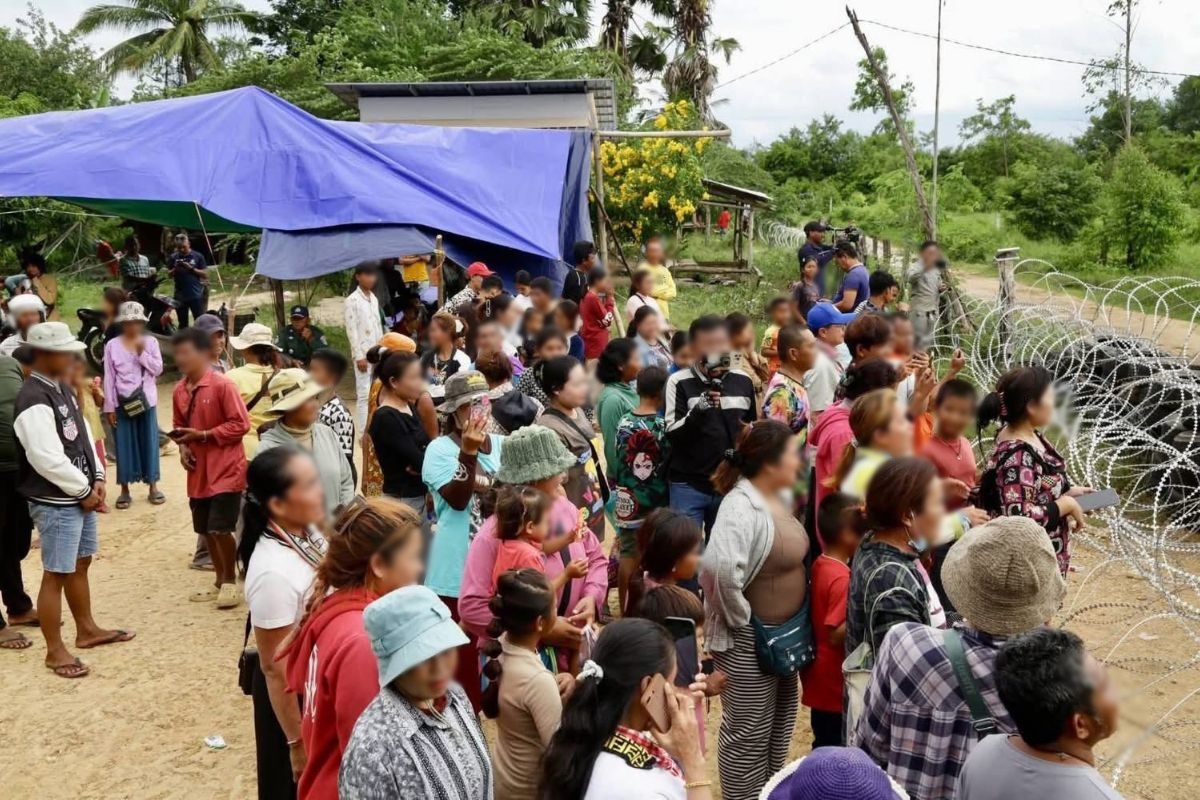 มวลชนกัมพูชา 100 คนรวมตัวบ้านเปรยจัน หลังครบกำหนดให้ย้ายออกวันนี้