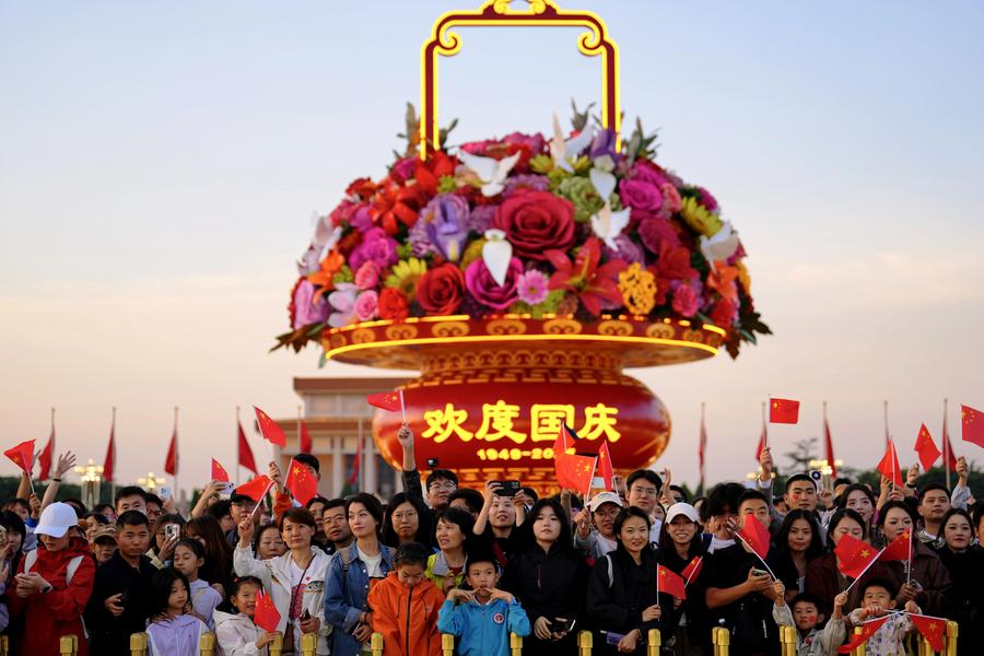 ประชาชนเนืองแน่นเทียนอันเหมิน ฉลอง 76 ปี วันชาติจีน 