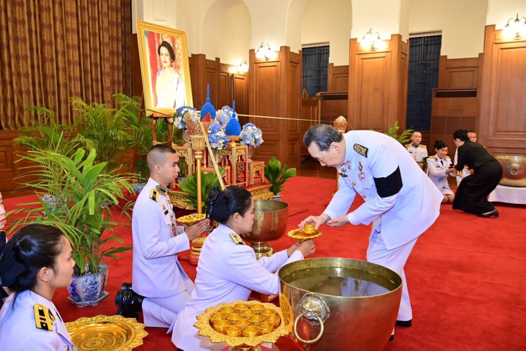 เจ้าสัวธนินท์ คณะบุคคล-ประชาชน เข้าถวายน้ำสรงพระบรมศพ