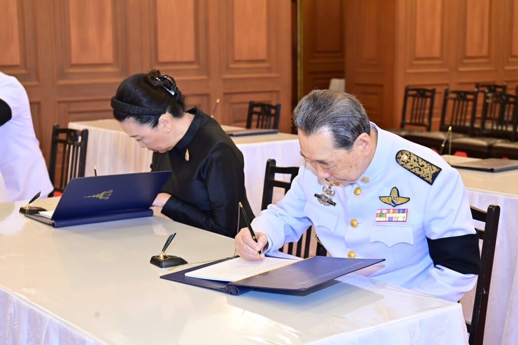 เจ้าสัวธนินท์ คณะบุคคล-ประชาชน เข้าถวายน้ำสรงพระบรมศพ
