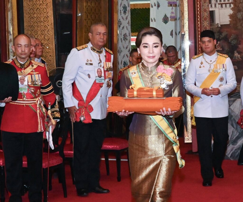 พระราชินี เสด็จฯ ถวายผ้าพระกฐิน วัดโสมนัสวิหาร และวัดอรุณ