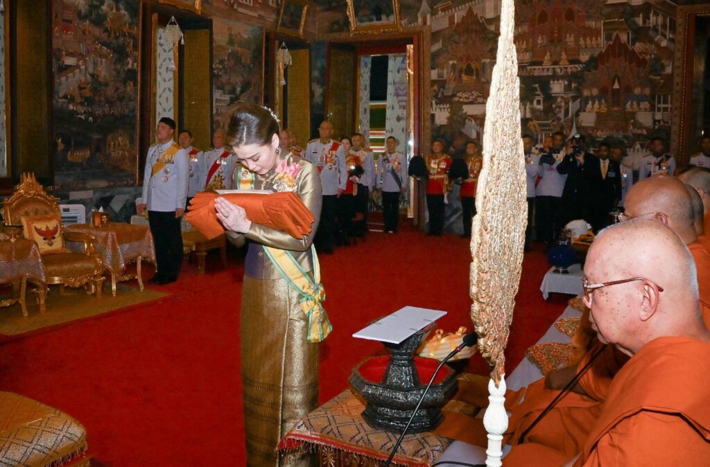 พระราชินี เสด็จฯ ถวายผ้าพระกฐิน วัดโสมนัสวิหาร และวัดอรุณ